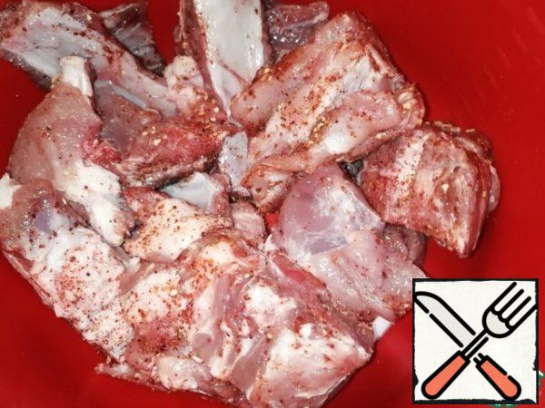 To begin, let's prepare the marinade for the ribs and the ribs themselves. It is necessary to wash and cut the ribs into small pieces. Spices, salt and sugar mix and RUB the ribs well. Leave to marinate for 30 minutes.