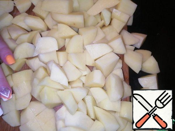 Next, let's prepare the vegetables while the ribs are marinated.
Cut the potatoes into cubes, grate the carrots on a vegetable grater, and cut the onion into cubes.