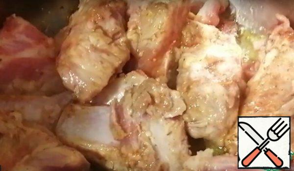 Now put the ribs in a frying pan with a thick bottom and fry on all sides, leave to languish under the lid for 10 minutes. Immediately fry the onion and carrot in a frying pan. After languishing, add potatoes, carrots and onions to the ribs, pour cold water over everything, add salt to taste and add bay leaf and ground black pepper. Simmer over low heat until the potatoes are cooked.
Serve with a side dish of vegetables.
Bon appetit to everyone.