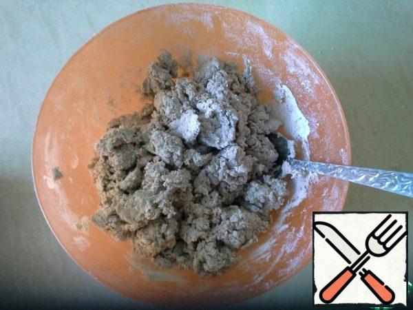 Spoon to mix the ingredients, to the state of large flakes, as in the photo. It is matter of 1-2 minutes) of Kefir may take a little more or less