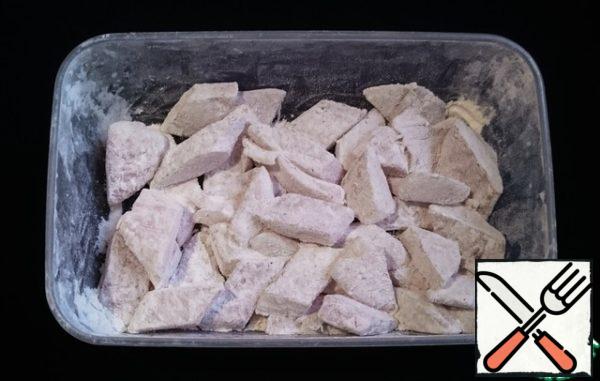 Roll the fillets in cornstarch.
Pour the starch into the container, put the pieces of fillet, close the lid, shake well-done.