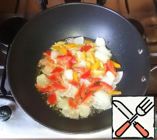 Fry the vegetables in well-heated oil.
5 minutes, no more. The vegetables must remain let's say "al dente".
If there is no peanut butter - take a simple refined.