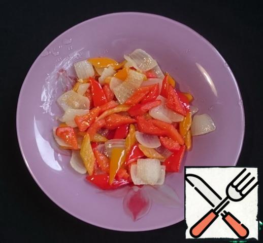 Transfer the vegetables to a separate plate.