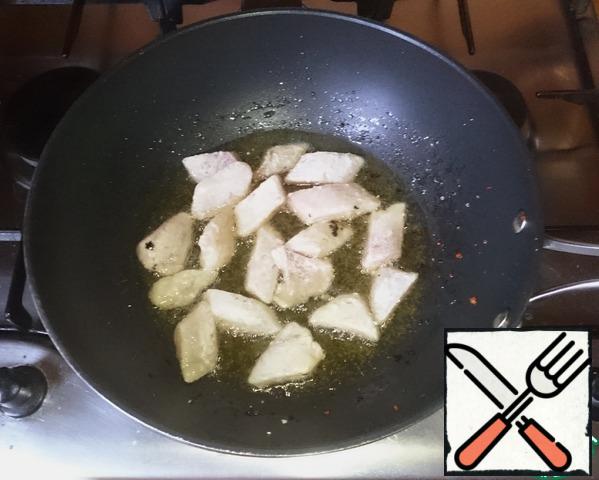 Fry the fillets in oil, in which the vegetables were passioned.
Fry until Golden brown, but not very much. Do not over-dry the fish. Fry in batches so that the oil does not cool down.