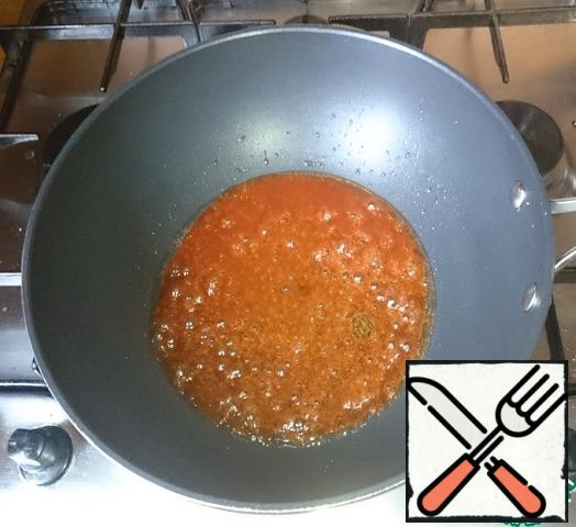 In a clean wok, add a little oil, pour the prepared sauce, warm it up and allow to thicken a little.