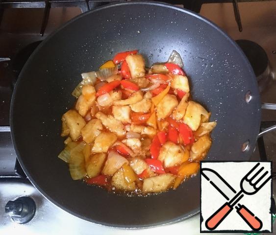 Add the fried vegetables and fish to the wok. All gently mix. Give a couple of minutes to warm up the vegetables and fish.
Turn off the fire.