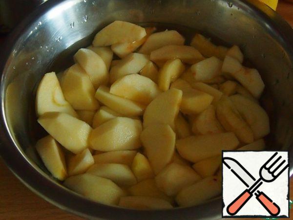 Apples peel, remove the core, cut into slices, not thinly. Put the Apple slices in a bowl with cold water and lemon juice, so as not to darken.