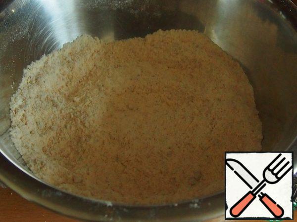 Sift flour with baking powder, add finely ground nuts, mix.