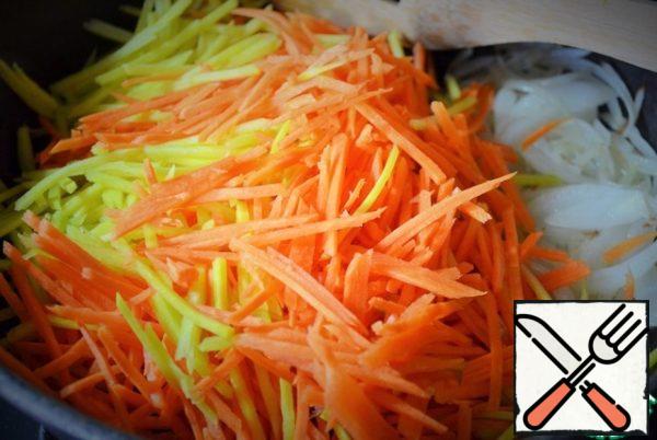 On 2 tbsp vegetable oil fry onion feathers,
add the carrot strips, fry on medium heat for 5 minutes, stirring.
Put in a salad bowl.