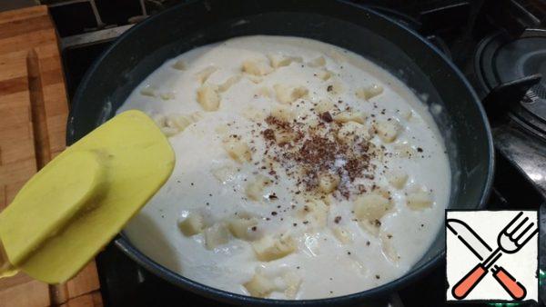 While the oven is doing its job, you can do the sauce. To do this, fry the flour with butter in a saucepan, stirring all the time, until you get a beige color. Remove from the heat, pour in all the milk at once, mix with a whisk until smooth. Return to medium heat, cook, stirring, for 5 minutes. Add the crumbled mozzarella, remove from the heat and let the cheese melt. Season the sauce with salt and nutmeg.
