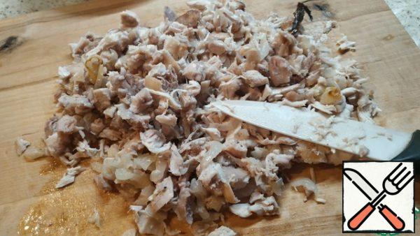 Under the baked chicken thighs and onions chop with a knife or ax in a very large minced meat. Season with a little salt and pepper.