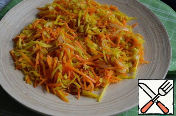 Mix carrots and onions with hot lentils,
put on a serving dish.
