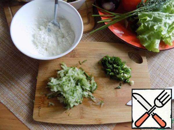 Are posing boil eggs hard-boiled and potatoes "in uniform." Cheese spread in a bowl. Finely chop the green onion and grate the fresh cucumber. Sent to the cheese and carefully combine with a fork.