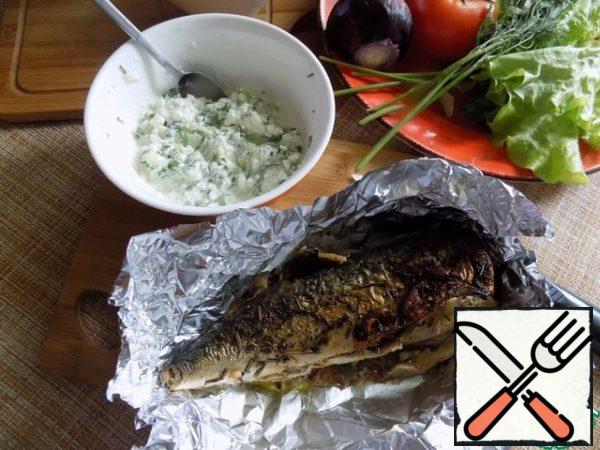 Mackerel can be baked in advance, I did. You can bake just before preparing the salad. With mackerel cut off the head, fins, gut. Wash and dry with a paper towel. RUB a little salt. Pour lemon juice and olive oil. In the abdomen, spread the chopped garlic, sprinkle all the fish with oregano and rosemary. Place in foil, wrap well and send in the oven for 20 minutes at t-200 C. Minutes for 5 open the foil and let the fish bake until a beautiful color. "Flavor" - I'll tell you! You can eat without salad!