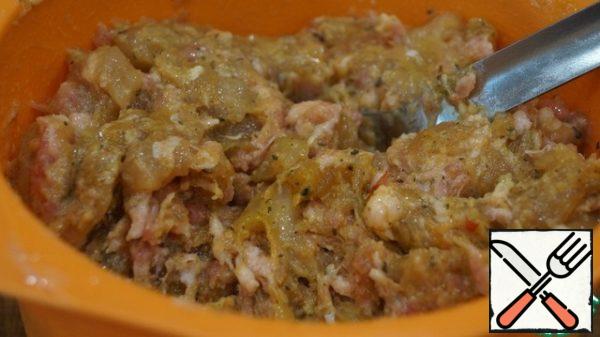 Add the remaining ingredients to the finished minced meat and knead well. Minced meat should turn out juicy, fill it with milk. Milk can be replaced with cream.
