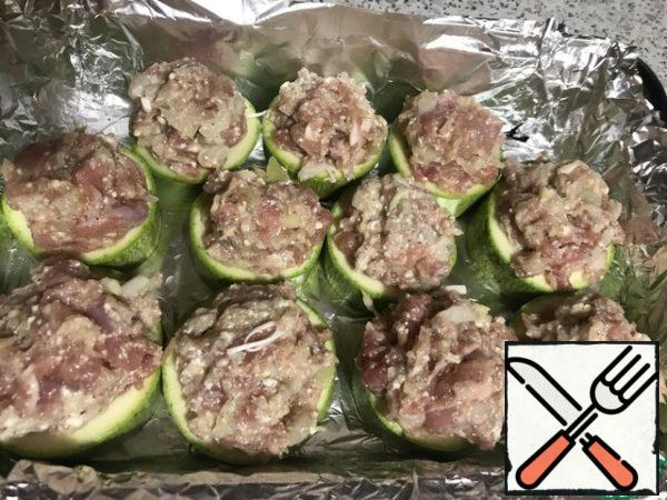 Prepare the minced meat, add finely chopped onion, spices. Mix everything and be sure to repel! To form the balls by the number of barrels of squash.