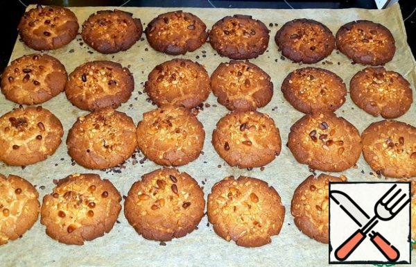 Cookies put to bake in the preheated
to 180 degrees oven and bake for 15 minutes.
You need to watch that the cookies are not burnt.
After 15 minutes, it is soft, when cooled
will harden and be crumbly.
