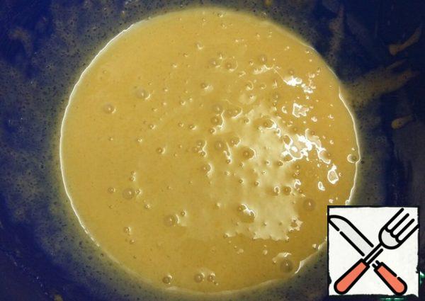 Let's start with the preparation of the cream.
Milk put on the fire boil. In a separate bowl, mix the eggs, sugar, flour and vanilla sugar.