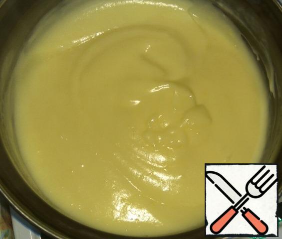 In egg mixture of add half hot milk, well randomize, to mass has become homogeneous, without lumps. Pour the mixture into the remaining milk, stirring until thick. Cool.