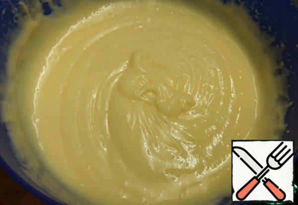 Beat soft butter 3-4 minutes, continue to beat, adding to the oil 1-2 tbsp cream. The cream is ready.