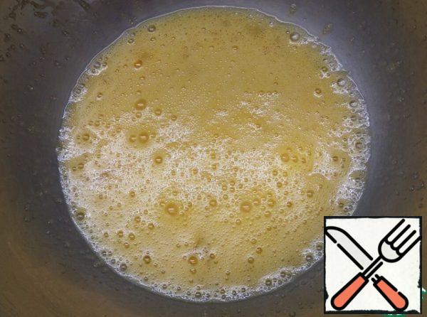 Beat the eggs with a whisk with sugar.
