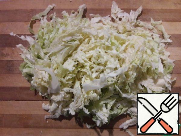 Cabbage finely shinkuem, try to avoid getting large and dense leaf bases, we need mainly leaf mass.
Cabbage can be slightly mash, especially if you have a hard. I, when I cook for home, slightly "squeeze" it, when for myself-no, I love when the salad crunches)