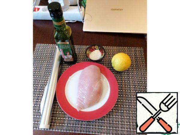 To prepare this dish we will need:
- skinless chicken breast fillet. As a rule, there is no fat on the breast, but if there is, it is desirable to cut. The average raw broiler breast fillet weighs somewhere 200-250g.
- extra virgin olive or linseed oil (extra virgin). These oils are recommended by nutritionists as the most easily digestible by the body, so acceptable for use in a diet with a low fat content. Do not be afraid that the oil may burn, we will not allow it.
- Limon. Or rather three round slices, the larger the better.
- Salt to taste. On my taste of enough two pinches, but here, as the saying goes-on taste of and color...
In the ingredients I specifically didn't mention any spices, it is a necessary minimum. If you feel that something is missing, you can experiment.
Yes, do not forget about the foil, so that it does not turn out that everything is already cooked, and the foil is suddenly not at home)