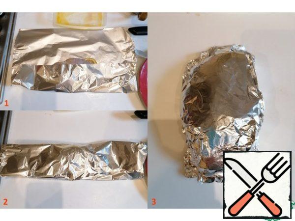 Put on top of the lemon breast, pour the remaining marinade on top (if you think that it will be "too fat", you can skip this point)), and do: once-tuck the bottom of the foil; two-tuck the top; three-twist the edges of the resulting sleeve.