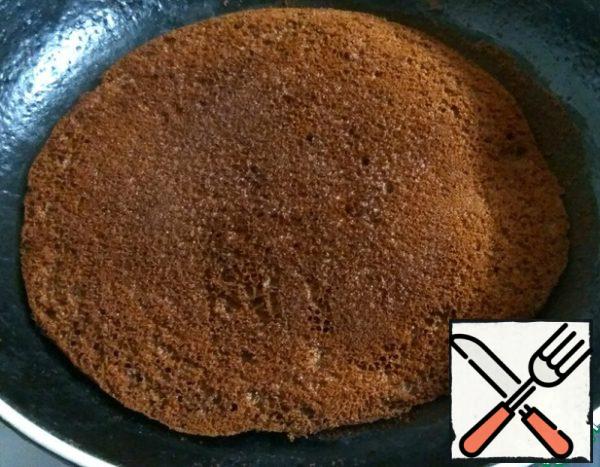Then turn the cake, fry for another half a minute. Remove the pan from the heat. Remove the cake.