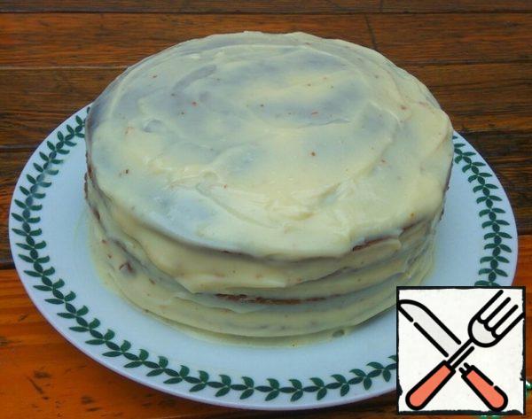 The sides and top of the cake are also smeared with cream and smooth with a spatula.
