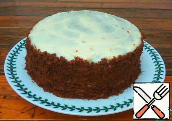 Sprinkle the sides of the cake with sliced pieces.
