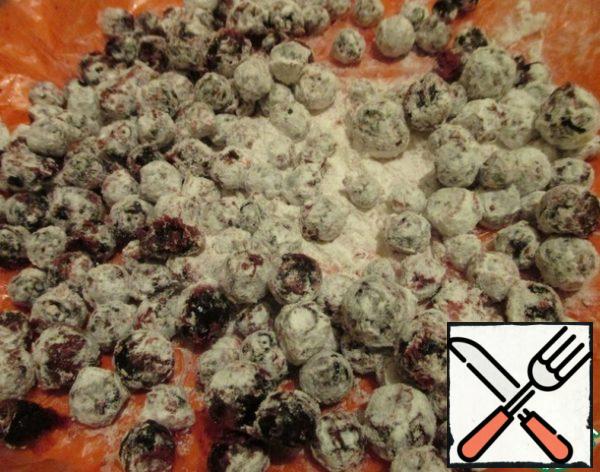 Roll the black currant (I have frozen) in starch.
