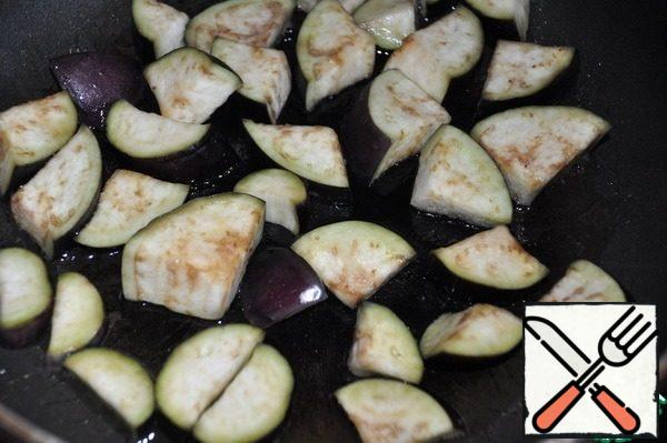 Wash off the eggplant, dry with a paper towel and fry in vegetable oil over high heat for 2 minutes.