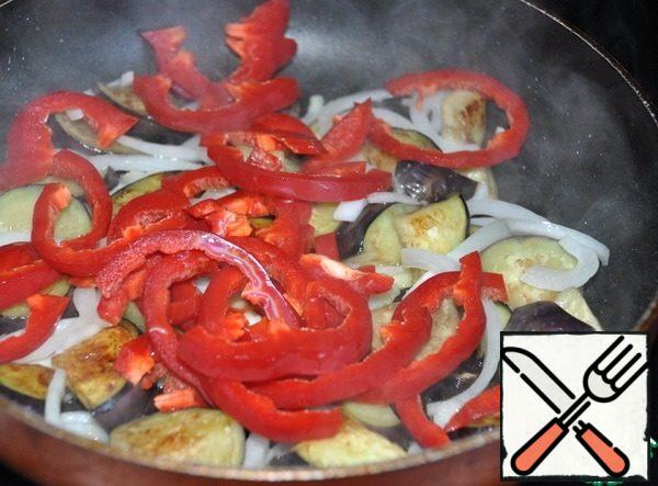 Add the bell pepper, stir, fry for 3 minutes.
