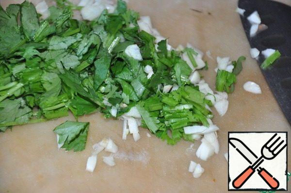 Finely chop the cilantro and garlic.
