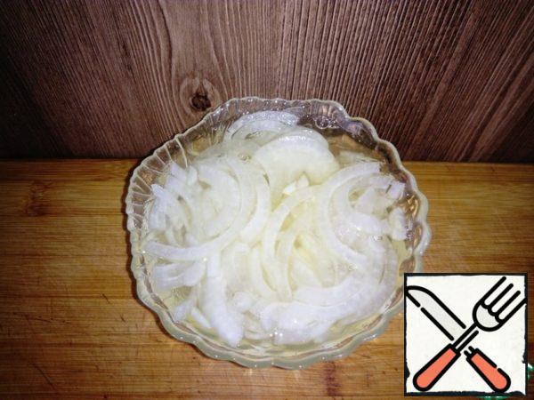 Onions cut into half rings and marinate in water with vinegar.