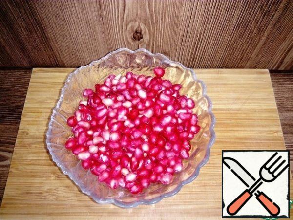 Pomegranate wash and extract the grain.