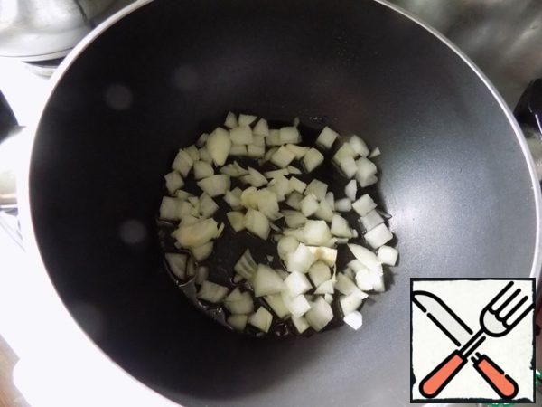 In a pan pour the oil, heat it and spread the chopped onion. Gold it. I don't fry. Until dark, you do not need to fry onions.