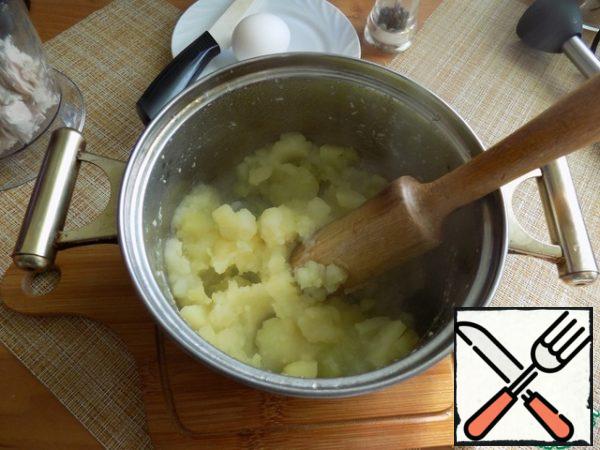 Potatoes boiled, it is necessary to drain the water completely and mash it into a puree.