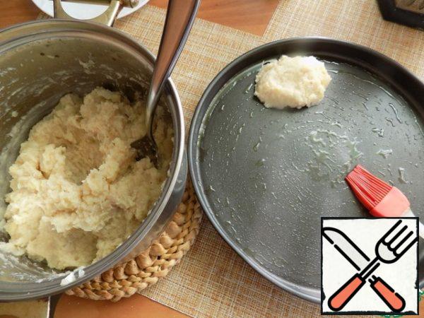 Cutlets I will bake. Form of I have non-stick, D-24 centimeters, but I its increasingly-would still anoint oils, quite a bit, to cutlets from below podrumyanilis. Spread the cutlets with a large tablespoon, at a distance of 1 cm from each other.