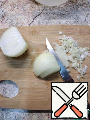 Peel the onion, finely chop.