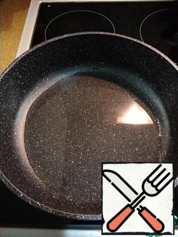 Pour vegetable oil into a frying pan.