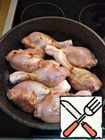Evenly distribute the chicken pieces in a preheated pan.