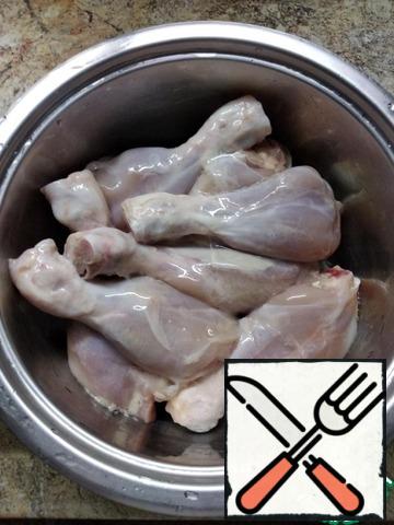 Rinse chicken or semi-finished product. Carcass divided into parts-up to 8 parts.