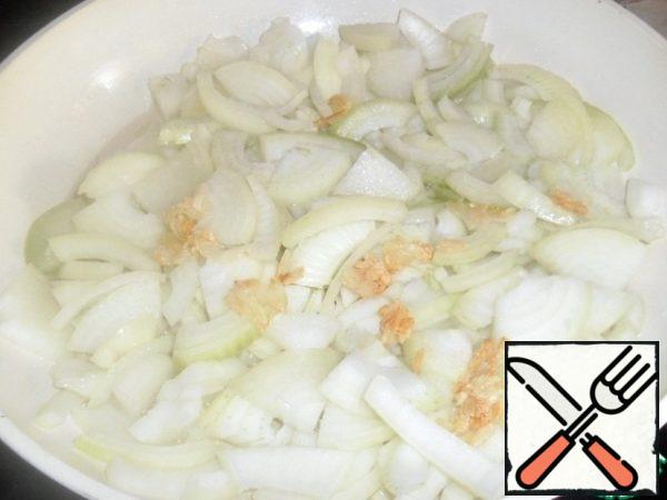Add onion, garlic to lift the spatula from the bottom to make it not roasted, once the onions became transparent,