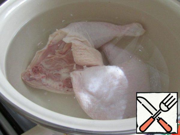 Wash chicken legs in running water. Then cook the broth.