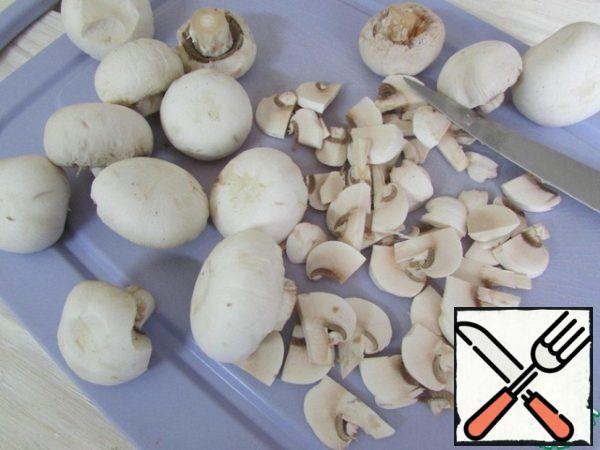 Meanwhile, peel the champignons. Cut into plates.
