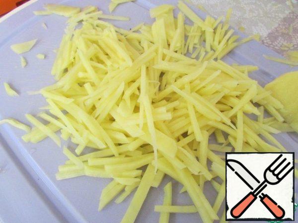 Peel the potatoes and cut them into strips or in the usual way for you.
