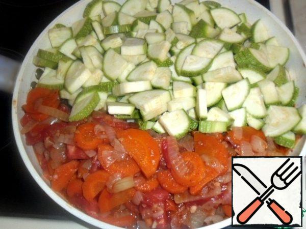 Again shift the entire mass to the side, put the zucchini on the bottom.
All the other vegetables are already seasoned and they will give a taste of zucchini.