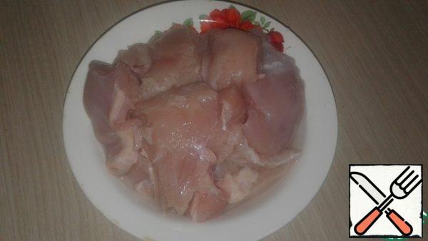 These ingredients are enough for a 5-liter pot. The volume is approximately specified, you can adjust to your liking, the main thing here is the combination of ingredients.
Wash the chicken and cut it into several pieces, put it in cold water and put it on fire.
